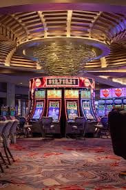 Người chơi trải nghiệm game slot online tại 2 gold trên điện thoại